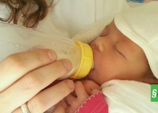 Кормление младенца