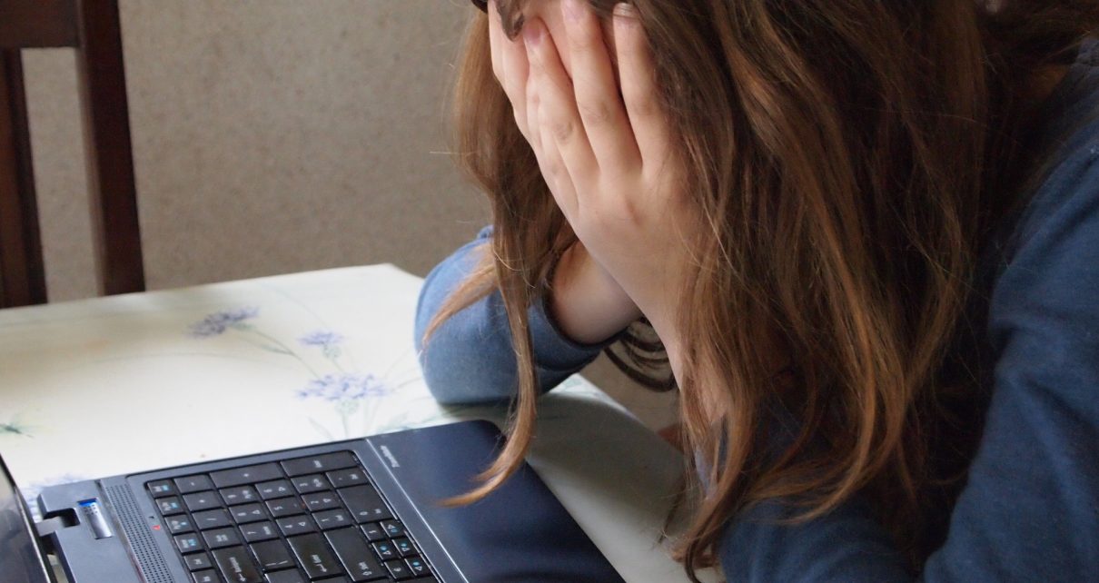 Кибергруминг (cybergrooming), также онлайнгруминг – вид сексуального насилия направленного на растление детей и взрослых в интернете