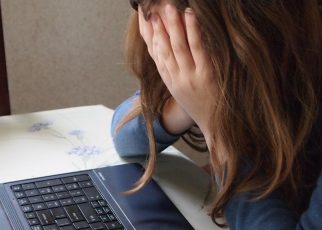 Кибергруминг (cybergrooming), также онлайнгруминг – вид сексуального насилия направленного на растление детей и взрослых в интернете