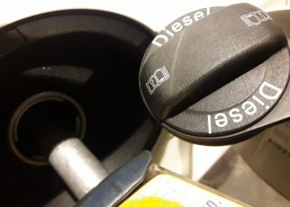 Заправка автомобиля дизельным топливом