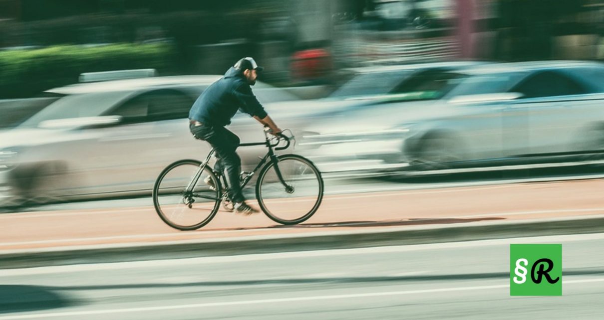 Велосипедист едет по дорожке