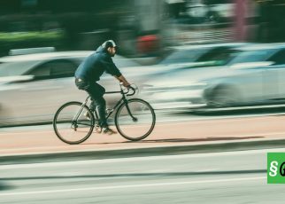 Велосипедист едет по дорожке