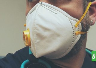 работник в маске