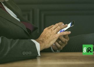 Мужчина делает онлайн платеж